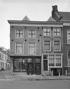 61706 Gezicht op de voorgevels van de huizen Lange Nieuwstraat 65 (rechts)-67 te Utrecht met links de ingang van de ...